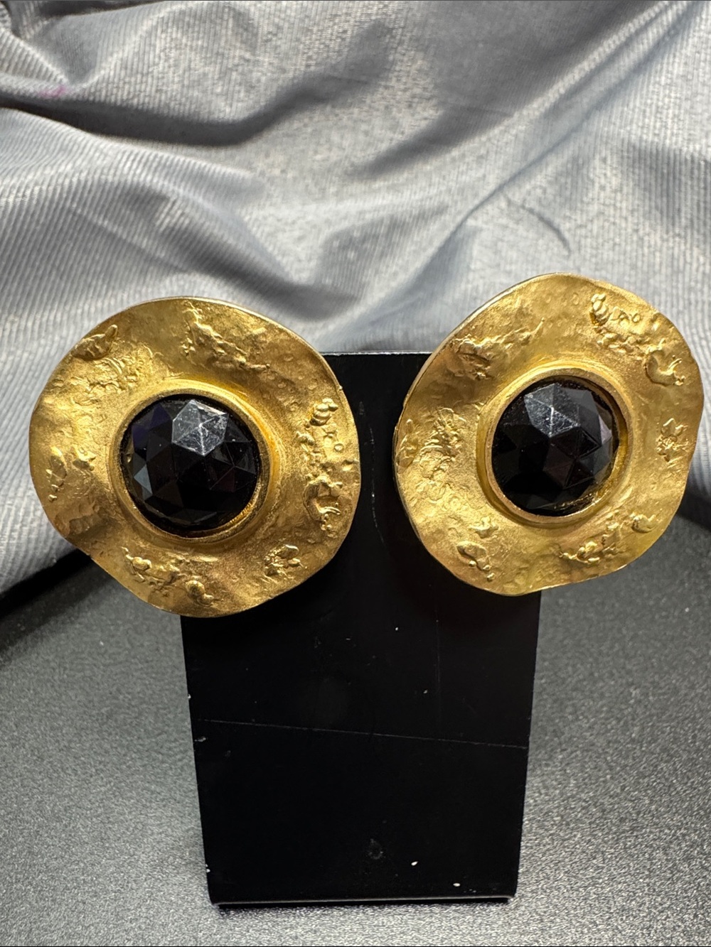 VTG Source Unknown Gold-Tone Round Earrings with Black Faceted Centers